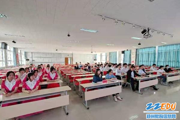 台下的观众认真聆听 台下的观众认真聆听