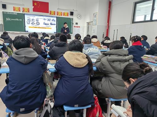 段忠奇老师上课照片 段忠奇老师上课照片