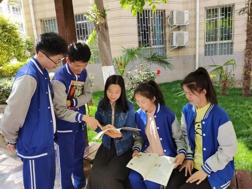 4张茵老师与同学们在一起 4张茵老师与同学们在一起