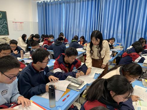 卫雅馨老师上课照片1 卫雅馨老师上课照片1